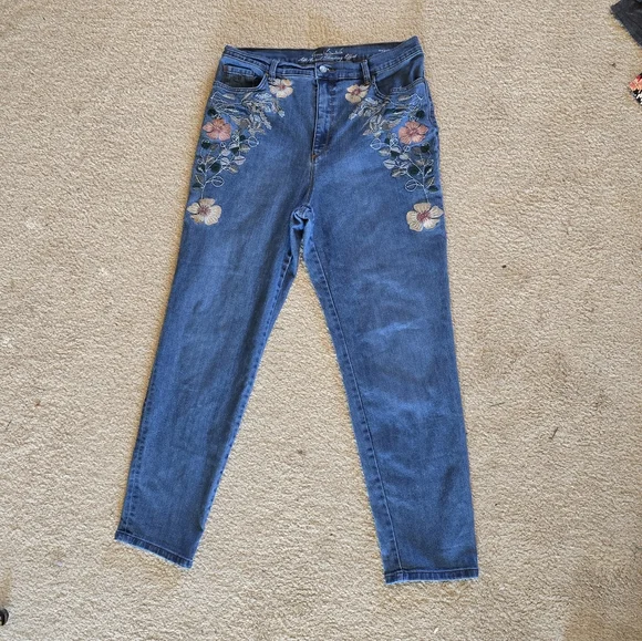 Gloria Vanderbilt Amanda style jeans with floral Embridered design. - Picture 6 of 6